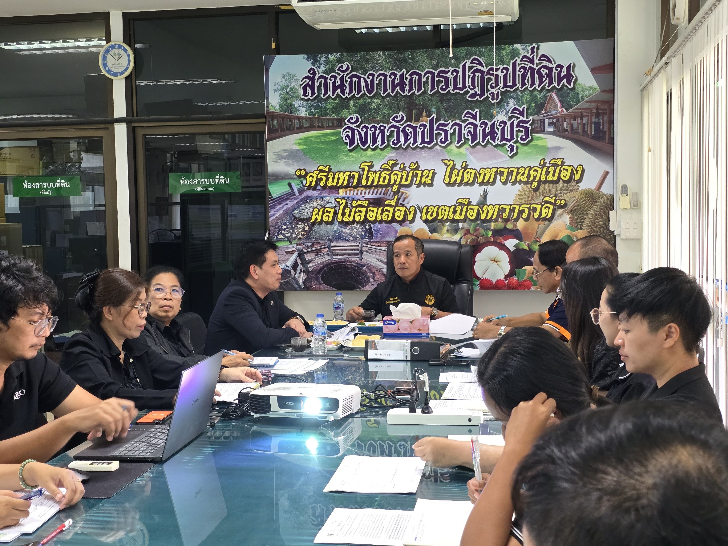 title - วันที่ 13 สิงหาคม 2569 เวลา 14.00 น. นายวิทูล ประดิษฐบุญ ปฏิรูปที่ดินจังหวัดปราจีนบุรี พร้อมด้วย ผู้อำนวยการกลุ่ม/ฝ่าย และเจ้าหน้าที่ ส.ป.ก.ปราจีนบุรี ให้การต้อนรับและเข้าร่วมประชุมพร้อมรายงานผลการดำเนินงานตามแผนงาน/โครงการ ผลการเบิกจ่ายเงินงบประมาณ ประจำปีงบประมาณ พ.ศ. 2569 และรายงานปัญหาอุปสรรค